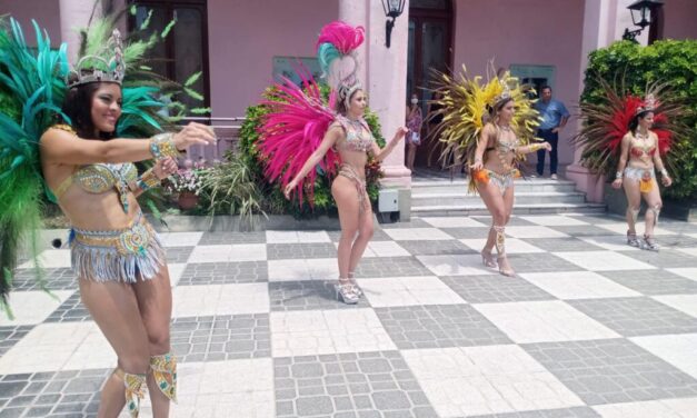 A puro brillo y ritmo Curuzú Cuatiá presentó los carnavales en el Salón Verde de Casa de Gobierno